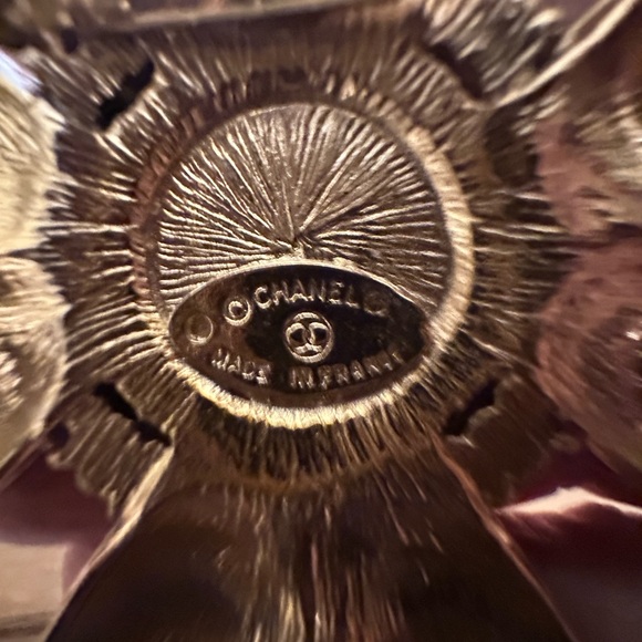 CHANEL Elegant Black and gold pearl Brooch - Picture 2 of 5